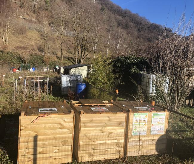 3 bacs de 600L en bois (un bac de dépôt, un bac de maturation et un bac de broyat)